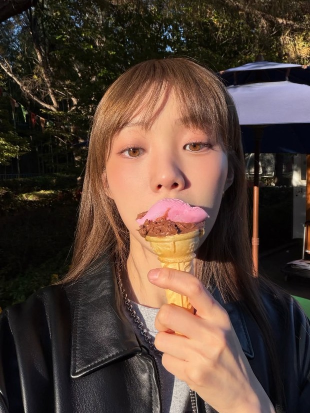 Di salah satu foto unggahan, Lee Sung Kyung membagikan potretnya yang sedang menikmati es krim. Potret swafoto ini semakin memperlihatkan kecantikan sang aktris dari dekat.
