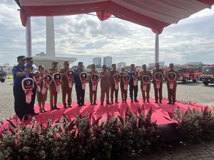 Pramono Serahkan Hibah Mobil Damkar untuk Bekasi, Tangsel hingga Karo