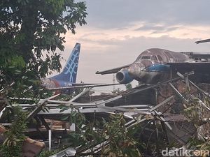 Puting Beliung Bawa Sayap Pesawat Bekas di Bogor Rusak 30 Rumah Warga