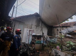 Video: Kondisi Rumah Warga Hancur Usai Tertimpa Bangkai Pesawat Bekas di Bogor