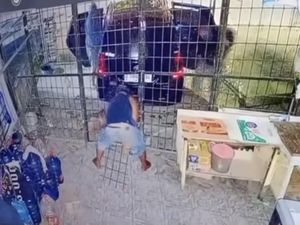 Toko Sembako di Palembang Dibobol Maling, Pelaku Terekam CCTV-Pakai Mobil