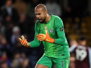 Acakadut Chelsea: Cucurella Lemas Didorong, Sanchez Terpeleset