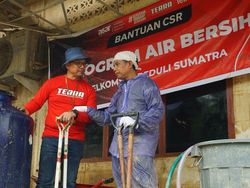 Telkomsel Hadirkan Program Air Bersih-Dapur Umum buat Warga Aceh Tamiang