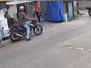 Video: Aksi 2 Pria Gasak Uang-Ponsel Nenek Penjaga Warung di Jakut