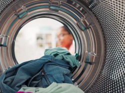 Air Dingin vs Air Panas, Mana Lebih Efektif Cuci Pakaian?