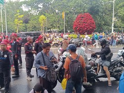 Jalan Medan Merdeka Selatan Tertutup Massa Buruh, Pemotor Nekat Naik Trotoar