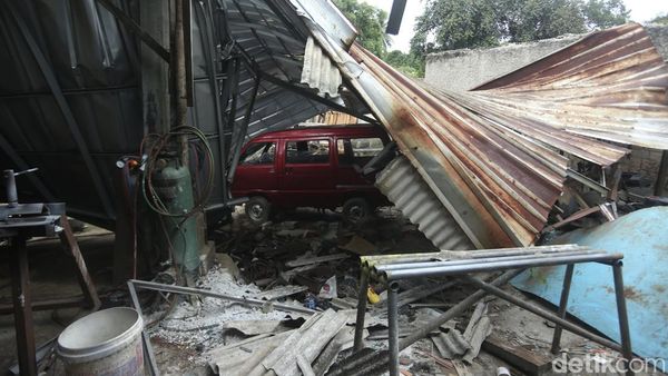 Angin Puting Beliung Rusak Puluhan Rumah di Kemang Bogor