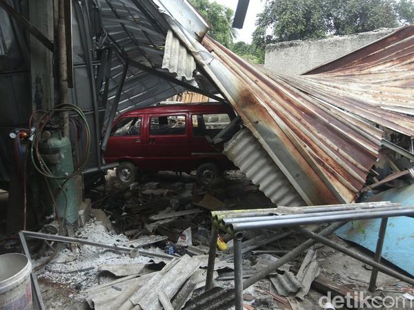 Angin Puting Beliung Rusak Puluhan Rumah di Kemang Bogor