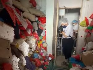 Miris! Lansia Hidup Sesak di Apartemen Tanpa Air-Listrik, Cuci Baju Pakai Hujan