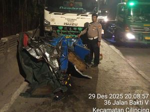 Penampakan Bajaj Penyek gegara Terjepit Truk Saat Kecelakaan di Jakut