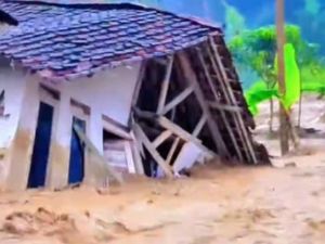 Video: Detik-detik Rumah Hanyut Terbawa Banjir di Purabaya Sukabumi