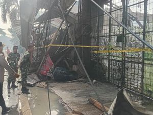 Video Bengkel di Tangsel Terbakar, 1 Pria Tewas saat Merenung