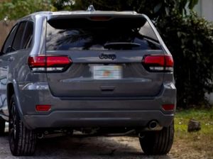 Apes! Emak-emak Didenda Rp 1,7 M Gegara Parkir Mobil di Rumput