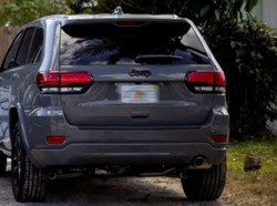 Apes! Emak-emak Didenda Rp 1,7 M Gegara Parkir Mobil di Rumput