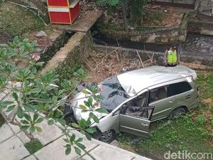 Mobil Wisatawan Nyemplung Jurang di Polanharjo Klaten