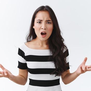 Introvert juga bisa marah, bahkan sangat marah. Bedanya, cara mereka mengekspresikan emosi ini cenderung lebih sunyi dan tidak selalu terlihat jelas.