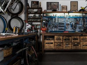 Garasi Sempit & Berantakan? Lakukan 4 Cara Ini, Dijamin Lega!