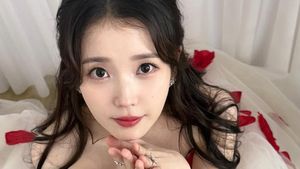 IU Tebar Pesona Bergaun Bunga-bunga