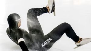 Foto Atlet Ice Skating Terjatuh di Ring Es, Nangis Tak Lolos Olimpiade