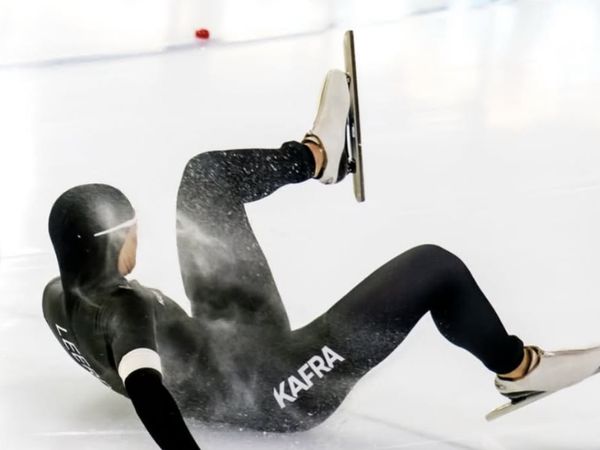 Foto Atlet Ice Skating Terjatuh di Ring Es, Nangis Tak Lolos Olimpiade
