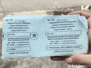 Kenali Ciri Jukir Resmi Bandung: Seragam dan Warna Karcis