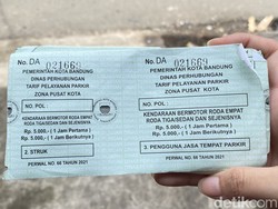 Kenali Ciri Jukir Resmi Bandung: Seragam dan Warna Karcis
