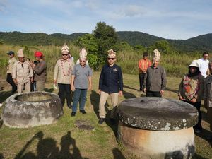 Tinjau Situs Lore Lindu, Menbud Tekankan Pelestarian Warisan Prasejarah