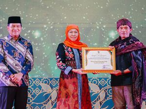 Pesan Khofifah Saat Serahkan Penghargaan Lingkungan Hidup Jatim 2025