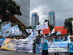 Massa Buruh Tolak UMP Tiba di Jalan Medan Merdeka Selatan, Lalin Macet