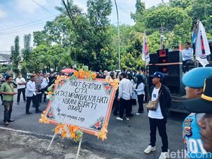 2.920 Honorer Dompu Dirumahkan, Ratusan Demo-Ancam Kemah di Kantor Bupati