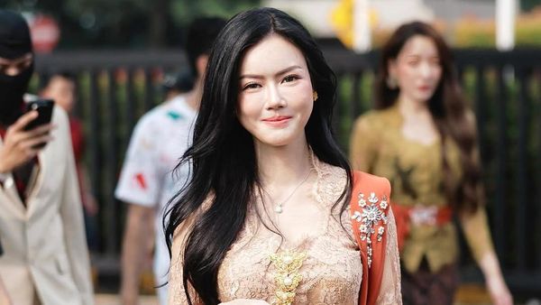 Nita Gunawan Gak Caper dan Sok Cantik Bikin Konten Berkebaya