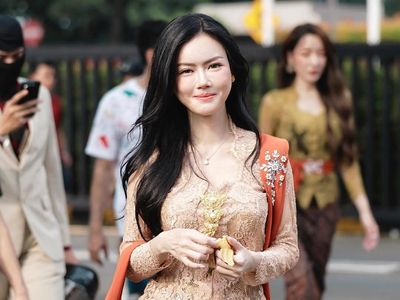 Nita Gunawan Gak Caper dan Sok Cantik Bikin Konten Berkebaya