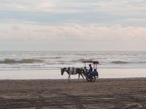 Ke Pantai Parangtritis Tidak Boleh Pakai Baju Warna Apa? Ini Mitosnya