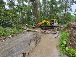 Cegah Banjir, Pemprov Banten Kerahkan Alat Berat Bersihkan Rawa Danau