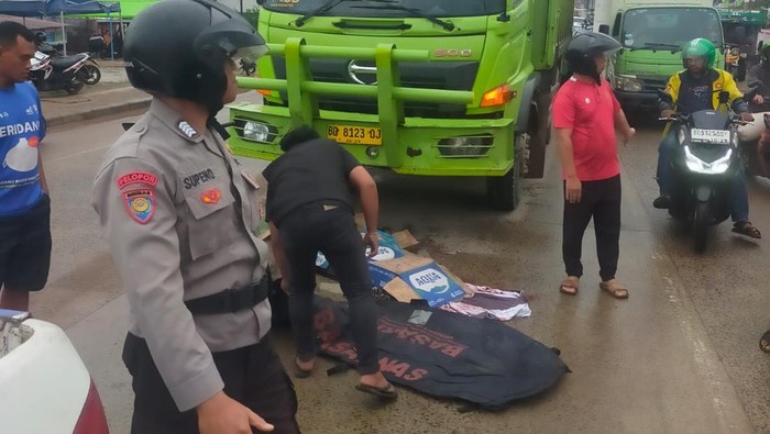 Pemotor Tewas Usai Adu Kambing dengan Truk di Palembang