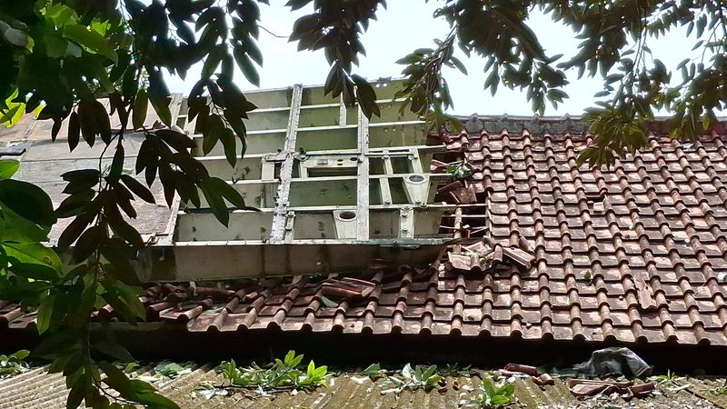 Das Auftauchen von Flugzeugwrackteilen, die die Häuser der Bewohner in Bogor treffen (Sholihin/detikcom)