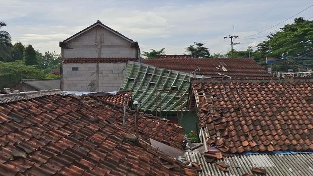 Das Auftauchen von Flugzeugwrackteilen, die die Häuser der Bewohner in Bogor treffen (Sholihin/detikcom)