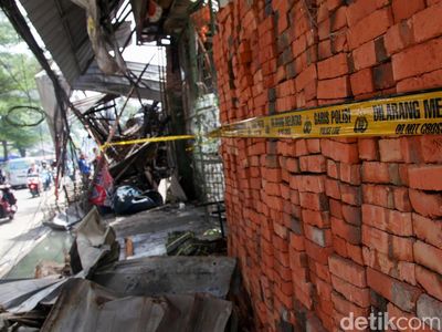 Penampakan Toko Material Hangus Terbakar di Tangsel