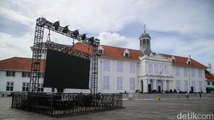 Persiapan Panggung Hiburan Warnai Kota Tua Jelang Pergantian Tahun