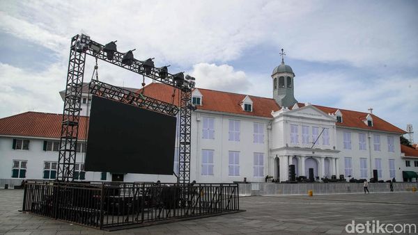 Persiapan Panggung Hiburan Warnai Kota Tua Jelang Pergantian Tahun