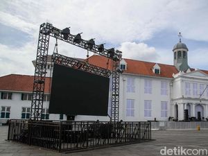 Persiapan Panggung Hiburan Warnai Kota Tua Jelang Pergantian Tahun