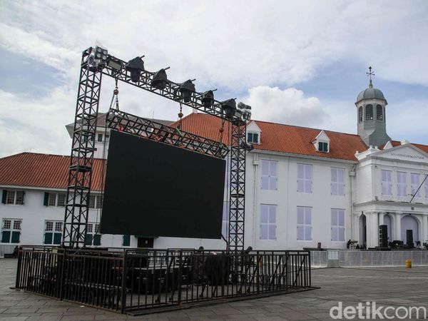 Persiapan Panggung Hiburan Warnai Kota Tua Jelang Pergantian Tahun