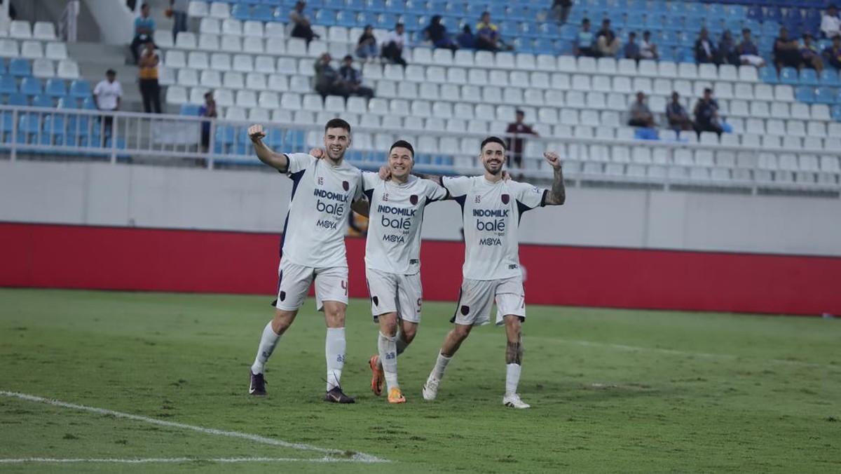 Aleksa Andrejic (tengah) merayakan golnya bersama Rayco (kanan) dan Dejan Racic. Foto: Dok. Persita