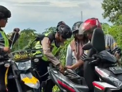Saat Polisi Sedot Bensin dari Motor Bantu Pemotor Kehabisan BBM di Kudus Jateng