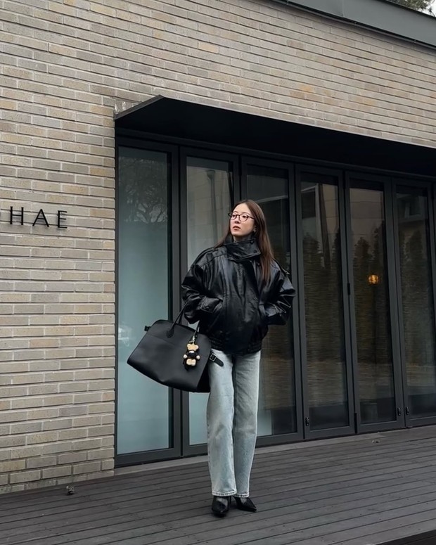 Lee Se Young menunjukkan gaya modis kesehariannya dalam unggahan terbaru pada (28/12).