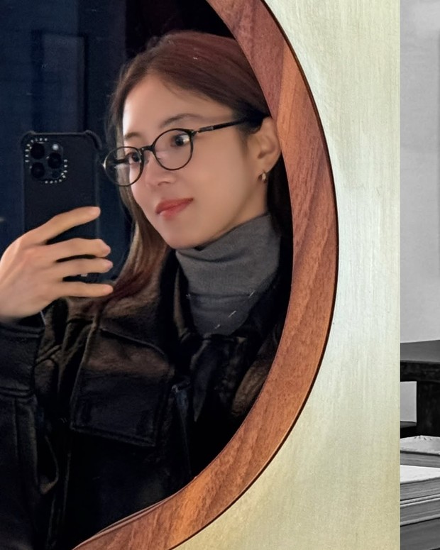 Lee Se Young turut membagikan potret mirror selfie untuk mengabadikan momen. Item fashion utama dalam aktivitas terbarunya menikmati waktu luang adalah kacamata Y2K.