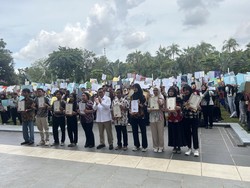 Pramono Kembali Serahkan Ijazah Pemutihan: Ada yang Tertahan 17 Tahun