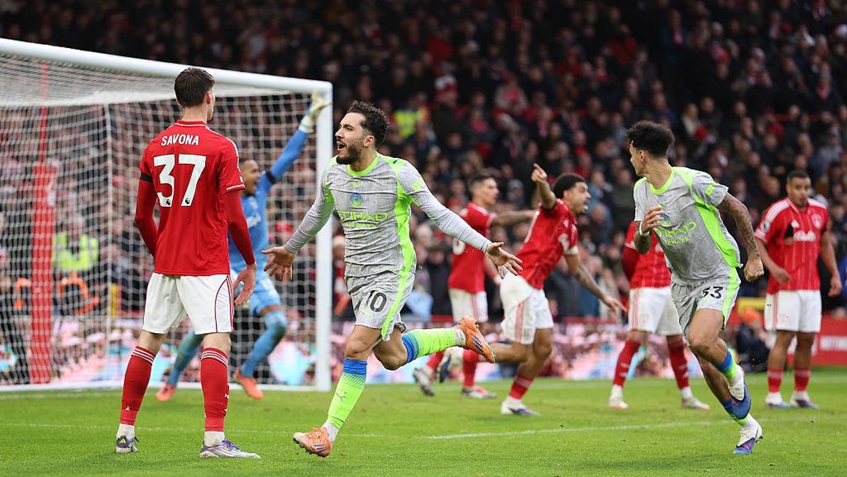 Momen ketika Cherki merayakan gol City sementara pemain Forest di belakangnya terlihat mengajukan protes kepada wasit. Foto: Getty Images/Catherine Ivill - AMA