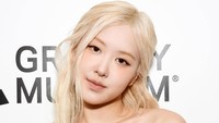 Rose BLACKPINK Nyamar Jadi Nenek-nenek Demi Main ke Rumah Pacar