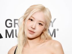 Rose BLACKPINK Nyamar Jadi Nenek-nenek Demi Main ke Rumah Pacar